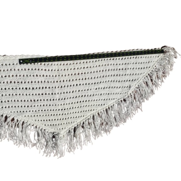 VINTAGE 70s Shawl Crochet Fringed Triangle Handmade Off White Scarf - Picture 6 of 9